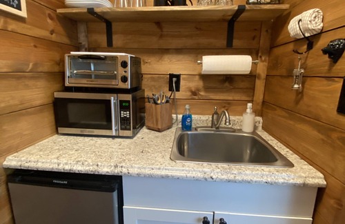 Mill Ridge Cabin | Cozy cabin with 1 bedroom, fireplace, AC, WiFi in Convenient Foscoe