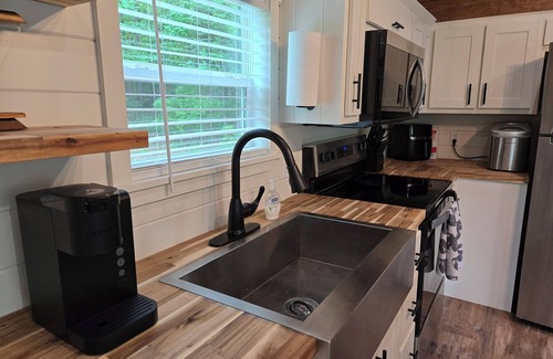 Lillington Cabin | Cozy cabin with AC and loft in charming Lillington