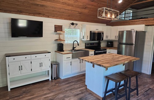 Lillington Cabin | Cozy cabin with AC and loft in charming Lillington