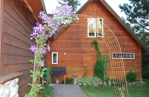 Truckee House | Cozy Cabin with all amenities.