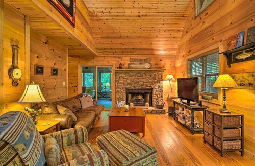 Clarkesville House | Cozy Cabin with Deck, Walk to Wildcat Creek and Dining