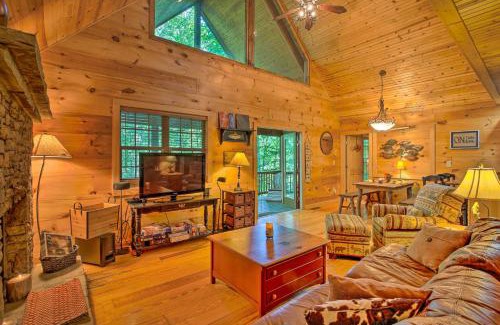 Clarkesville House | Cozy Cabin with Deck, Walk to Wildcat Creek and Dining