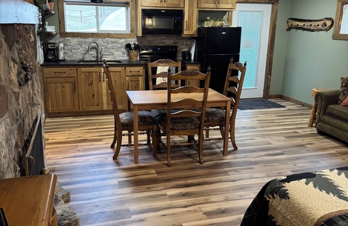 Branson Cabin | Cozy cabin with fireplace Lake Taneycomo Dock Fishing!