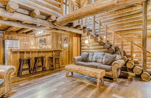 Mount Hood Village Cabin | Cozy Cabin with Great Outdoor Space, Fireplace, & Free WiFi - Near Sandy River