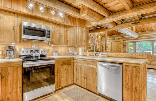 Mount Hood Village Cabin | Cozy Cabin with Great Outdoor Space, Fireplace, & Free WiFi - Near Sandy River