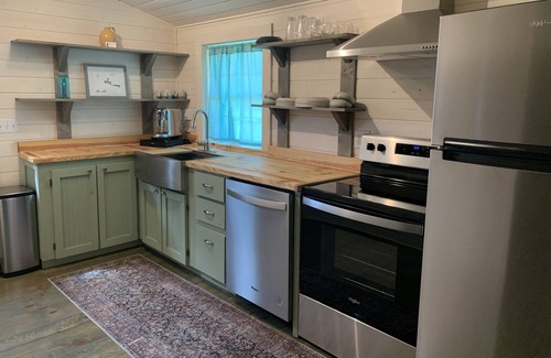 Purlear Cabin | Cozy cabin with modern day amenities and views of the Blue Ridge Mountains.