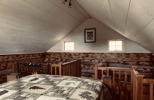 Purlear Cabin | Cozy cabin with modern day amenities and views of the Blue Ridge Mountains.