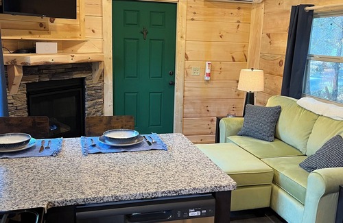 Mill Spring Cabin | Cozy cabin with WiFi and AC in charming Mill Spring