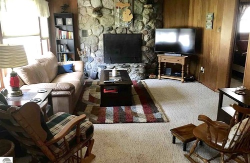 Cadillac House | Cozy Cadillac Waterfront House Close To Skiing And Downtown