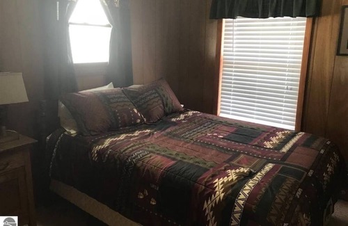Cadillac House | Cozy Cadillac Waterfront House Close To Skiing And Downtown