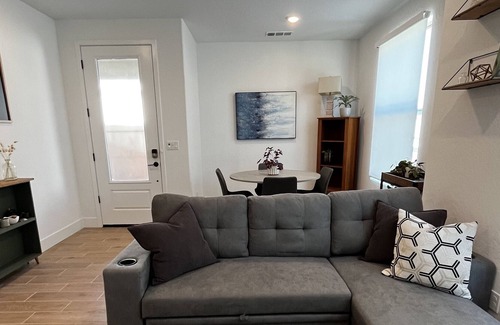 Raisin House | Cozy California Guesthouse, near national parks and Fresno State.