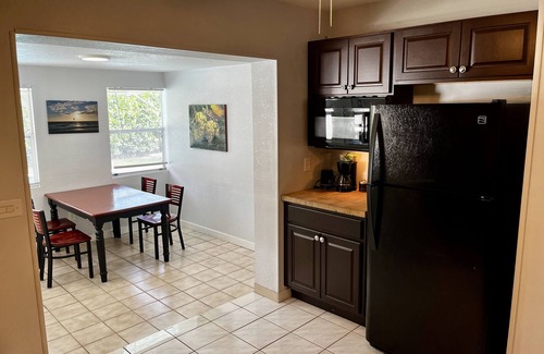 Margate House | Cozy Calm Home Away from Home! Private POOL AND BBQ!