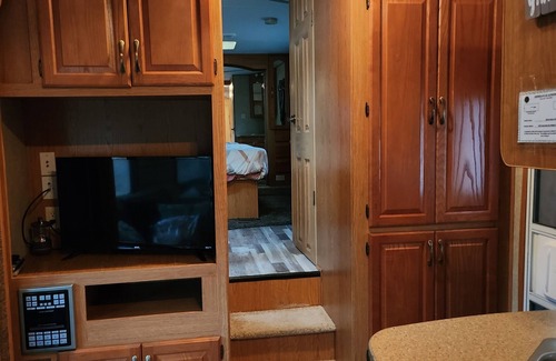Watkins Glen House | Cozy camper with private hot tub near the ❤️ of Watkins Glen.The Sandpiper unit 2