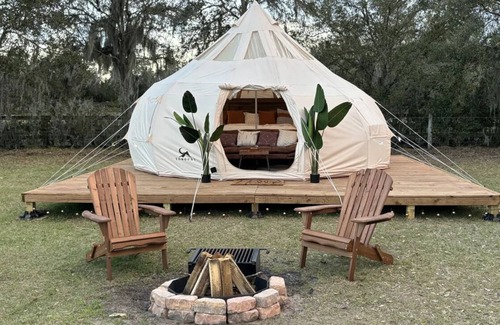 Plymouth RV Rental | Cozy campground in adorable Astatula with AC