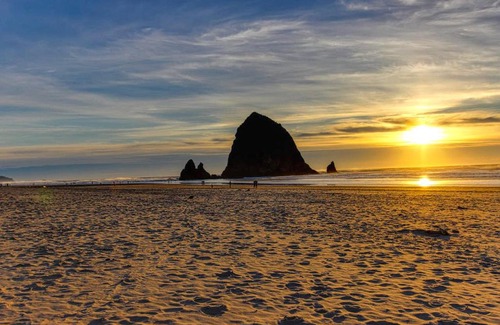 Tolovana Park House | Cozy Cannon Beach Cottage by the Sea