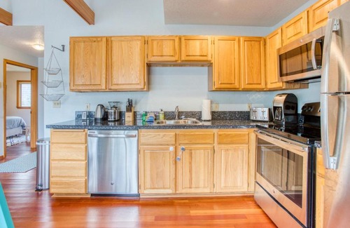 Tolovana Park House | Cozy Cannon Beach Cottage by the Sea