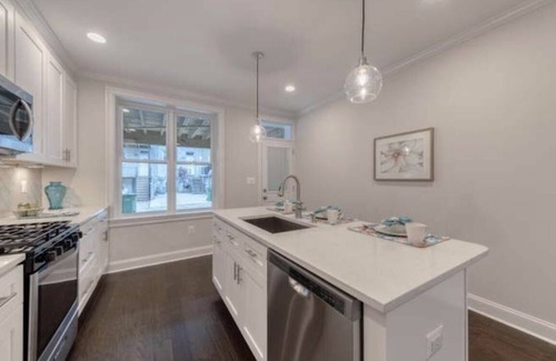 Highlandtown House | Cozy Canton Home with Rooftop Deck + Private Parking