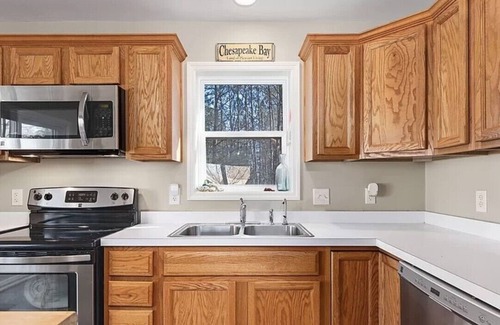 Rock Hall House | Cozy Cape Cod nestled in the heart of Rock Hall, sleeps 8 with pond view!