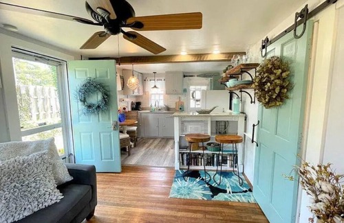 Dennis Port Cottage | Cozy cape retreat with huge yard and deck