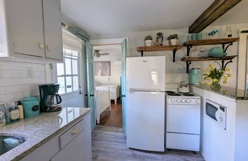 Dennis Port Cottage | Cozy cape retreat with huge yard and deck