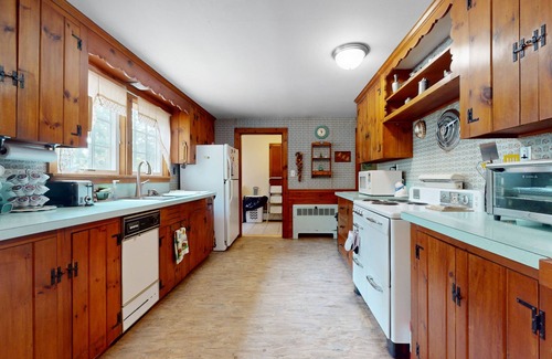 Hyannis House | Cozy Cape style home near the beach and ferry with patio, W/D, & AC
