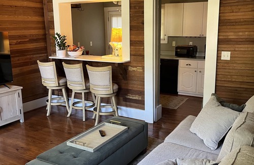 Oxford Apartment | Cozy Carriage House 2 Blocks from Oxford Square
