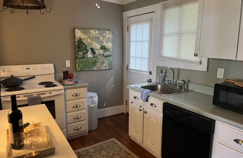 Oxford Apartment | Cozy Carriage House 2 Blocks from Oxford Square