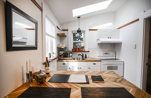 Saanich East House | Cozy Carriage House
