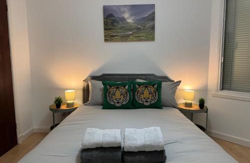 Tollcross Apartment | Cozy Central Flat at Prime Location with Free Private Parking