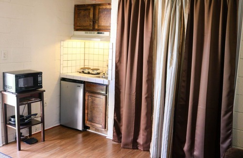 Terrell Heights Apartment | Cozy Central Studio apartment near Ft Sam 4.2 mi, Downtown 6.2 mi, & Airport 5mi