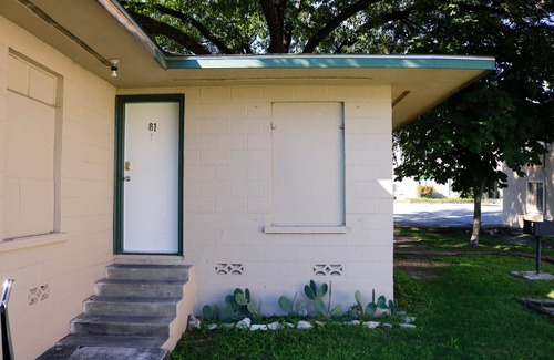 Terrell Heights Apartment | Cozy Central Studio apartment near Ft Sam 4.2 mi, Downtown 6.2 mi, & Airport 5mi