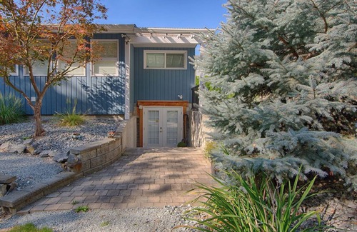 Vernon Apartment | Cozy centrally located bachelors suite