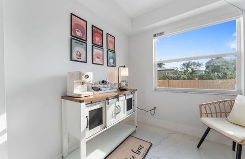 Miami Springs Apartment | Cozy, Centric, Private & Spacious 1/1 Guest House w/AC & WiFi in Miami Springs