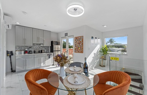Miami Springs Apartment | Cozy, Centric, Private & Spacious 1/1 Guest House w/AC & WiFi in Miami Springs