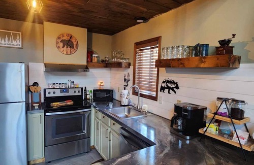 Albrightsville Ski Chalet | Cozy chalet in Pocono Mountains. Near skiing, Pocono Raceway & Jim Thorpe