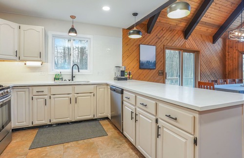 Canadian Lakes Ski Chalet | Cozy Chalet with Private Hot Tub