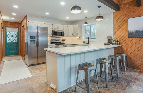 Canadian Lakes Ski Chalet | Cozy Chalet with Private Hot Tub