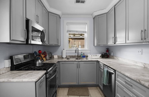 Charleston House | Cozy Charleston Getaway: King Bed, Wifi, Smart TVs, Game Room, Pet-Friendly!