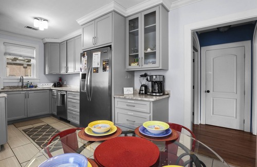 Charleston House | Cozy Charleston Getaway: King Bed, Wifi, Smart TVs, Game Room, Pet-Friendly!