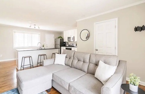 Paw Creek House | Cozy Charlotte Home 7 mins from UPTOWN!