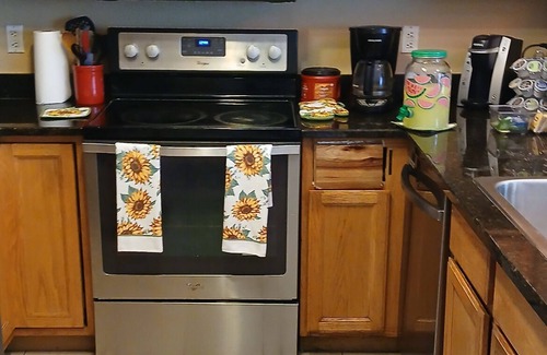 Aurora House | Cozy, Charming 3 bed 2.5-bathroom, master bedroom, with WiFi, AC in Aurora