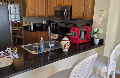 Aurora House | Cozy, Charming 3 bed 2.5-bathroom, master bedroom, with WiFi, AC in Aurora