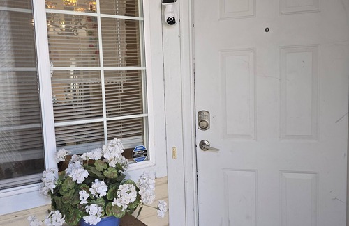Aurora House | Cozy, Charming 3 bed 2.5-bathroom, master bedroom, with WiFi, AC in Aurora