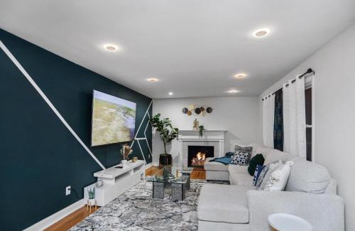 Waverly Hills House | Cozy & Charming Arlington Home- 5 mins Drive to DC