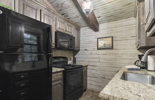 Indian Point Villa | Cozy & Charming Cabin Near Silver Dollar City - Indian Point (C21)