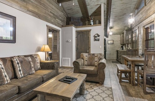Indian Point Villa | Cozy & Charming Cabin Near Silver Dollar City - Indian Point (C21)