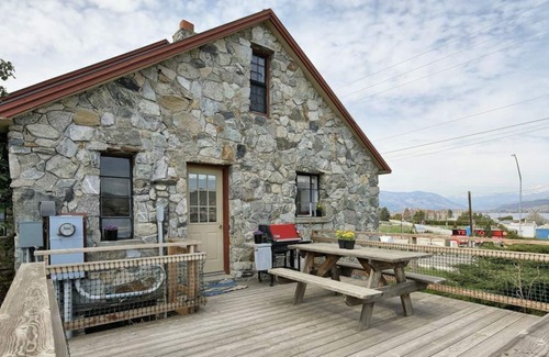 Ardenvoir House | Cozy Chelan getaway! Summer filling up fast. Midweek, May and Sept available.
