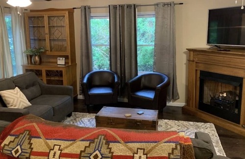 Cherokee House | Cozy Cherokee Getaway 5 miles from Harrahs Cherokee Casino! 5 minutes from DT