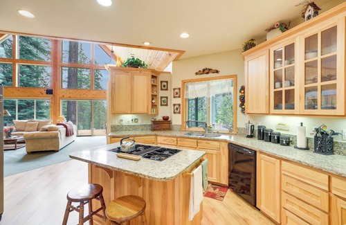Lake Almanor West House | Cozy Chester Home w/Patio & Lake Access!