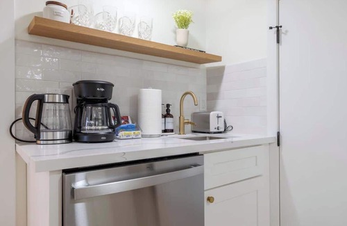 Wallingford House | Cozy& Chic 1BR 1BA Lower Unit Near Lake Union